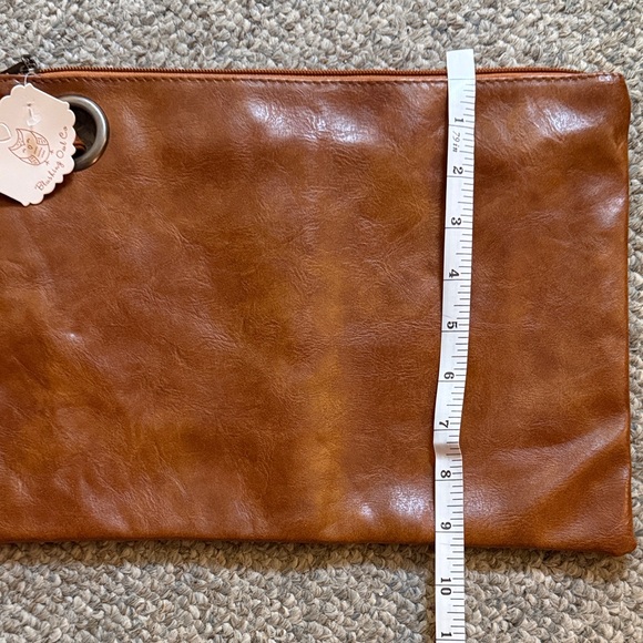 Elegant Tan Leather Oversized Wristlet Clutch - Picture 3 of 5